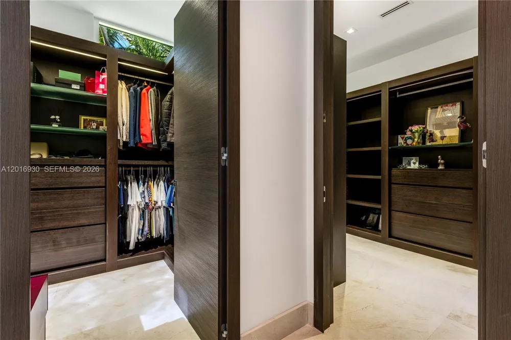 400 Tamarind Dr Hallandale Beach, FL 33009