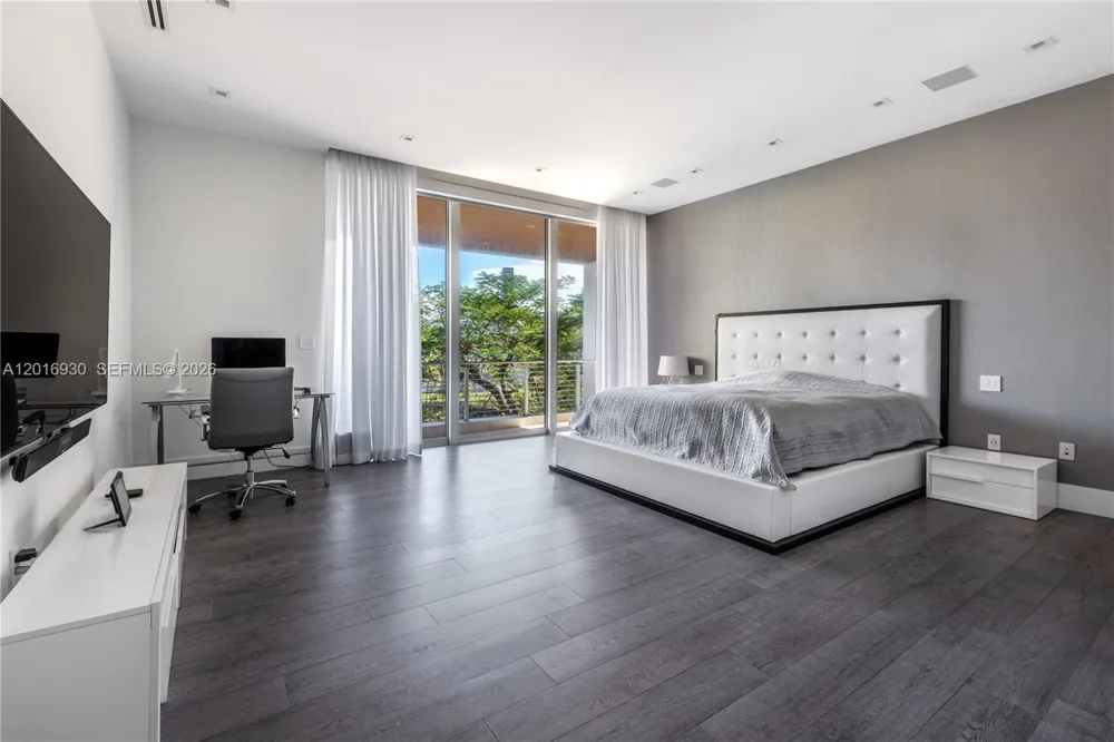 400 Tamarind Dr Hallandale Beach, FL 33009