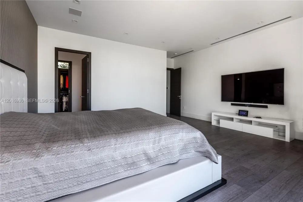 400 Tamarind Dr Hallandale Beach, FL 33009