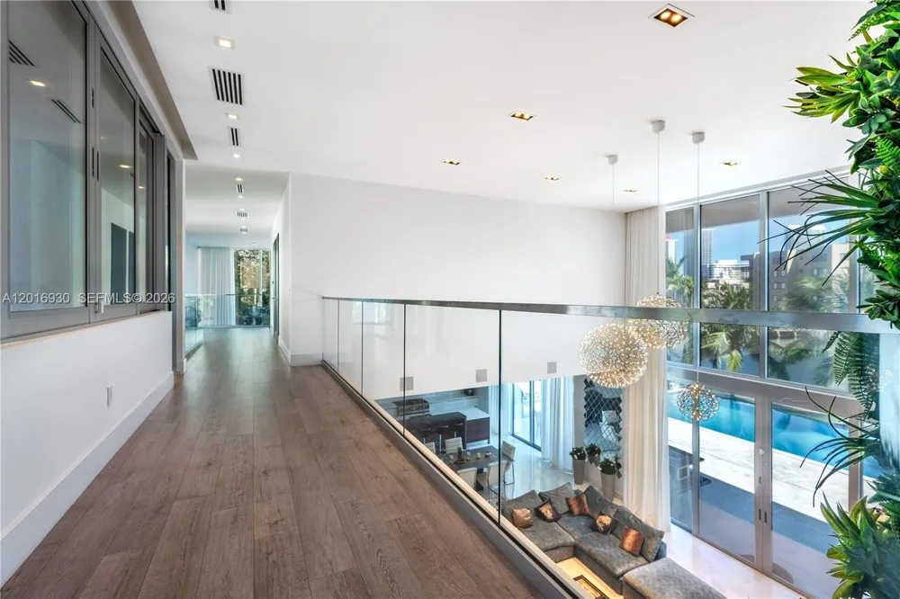 400 Tamarind Dr Hallandale Beach, FL 33009