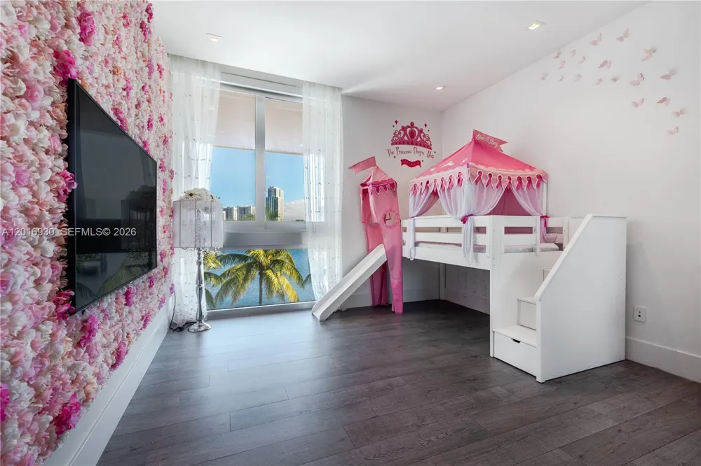 400 Tamarind Dr Hallandale Beach, FL 33009