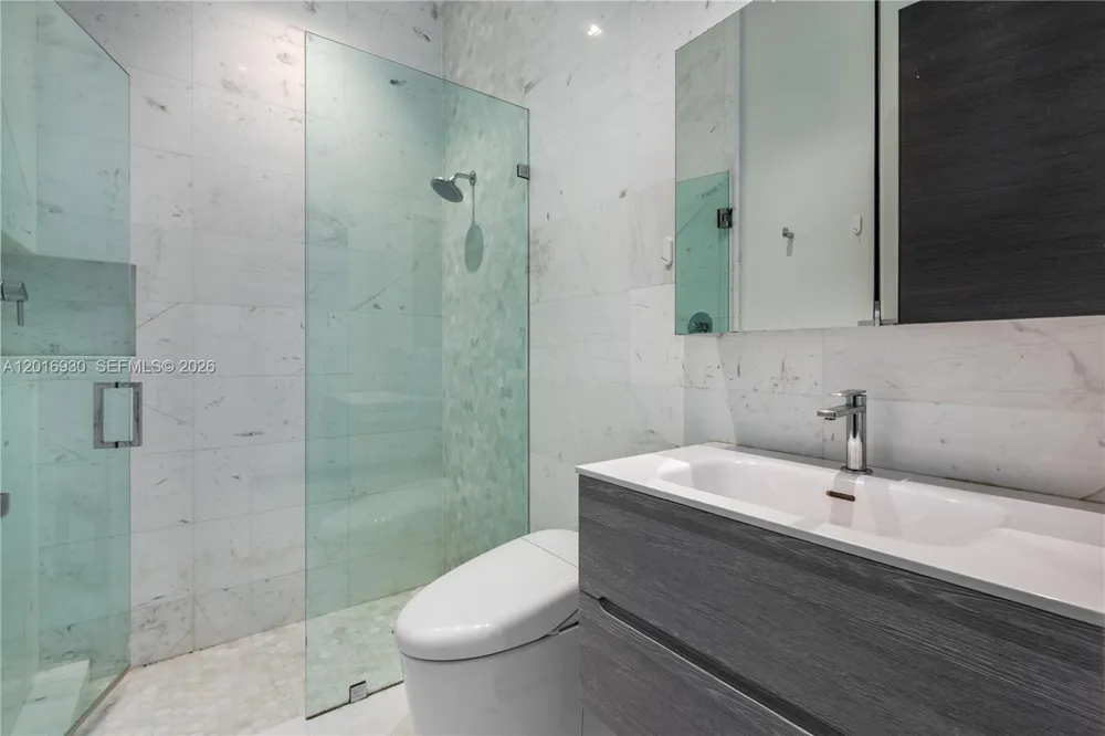 400 Tamarind Dr Hallandale Beach, FL 33009