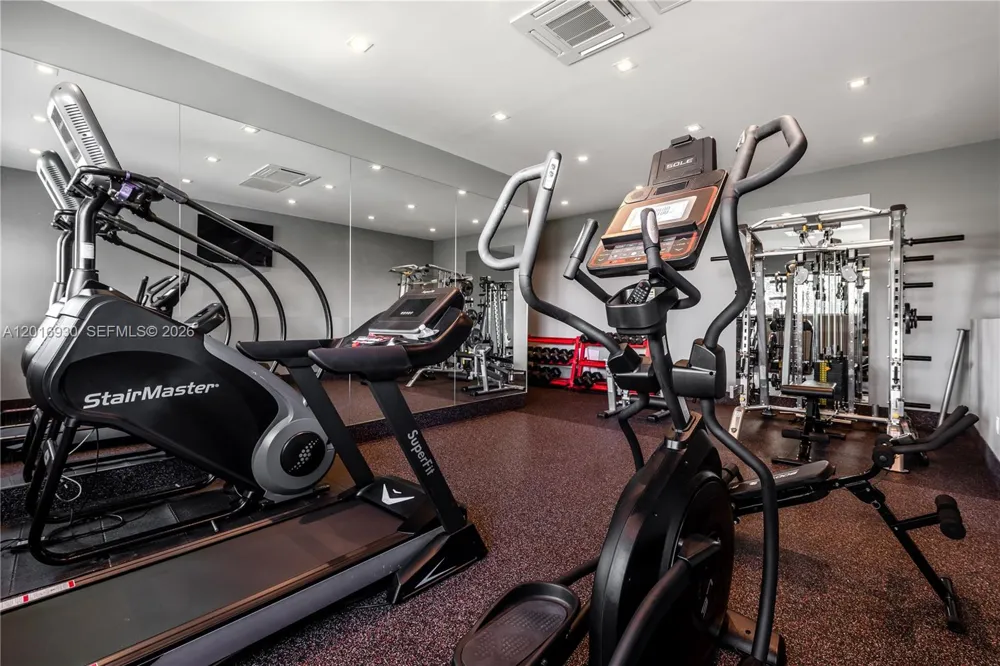 400 Tamarind Dr Hallandale Beach, FL 33009