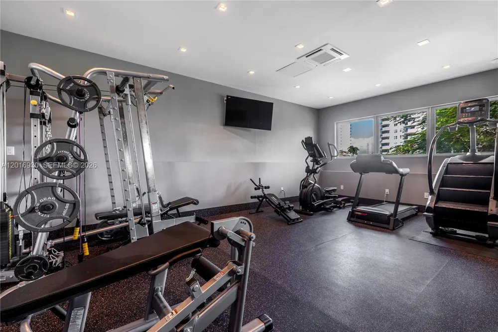 400 Tamarind Dr Hallandale Beach, FL 33009