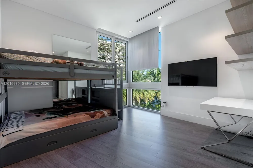 400 Tamarind Dr Hallandale Beach, FL 33009