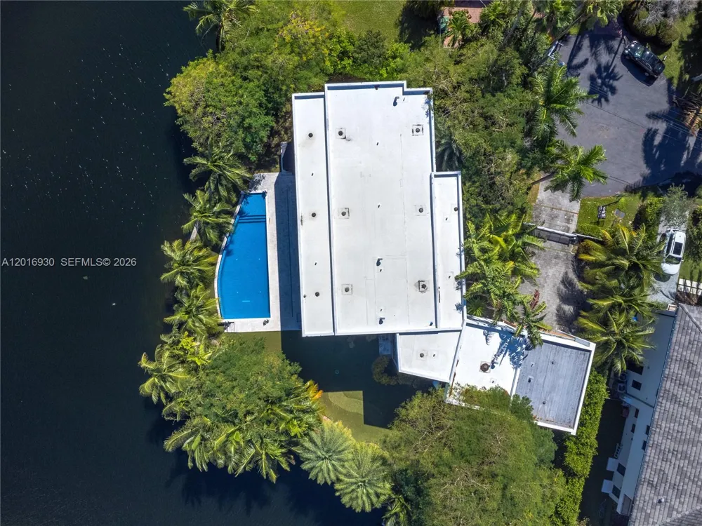 400 Tamarind Dr Hallandale Beach, FL 33009