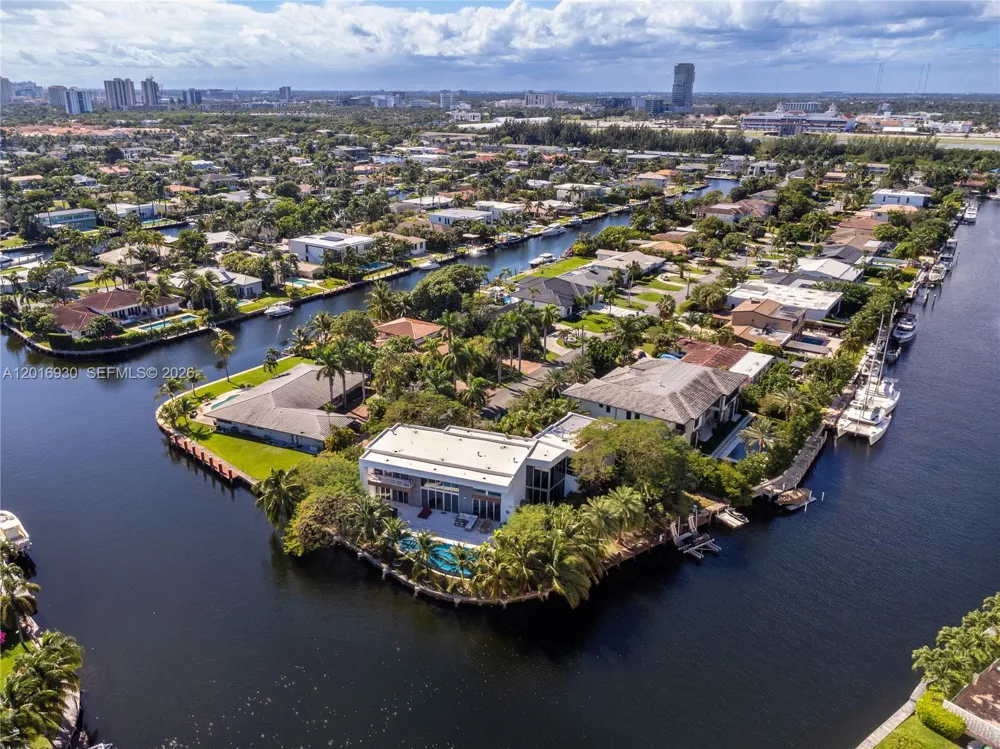 400 Tamarind Dr Hallandale Beach, FL 33009