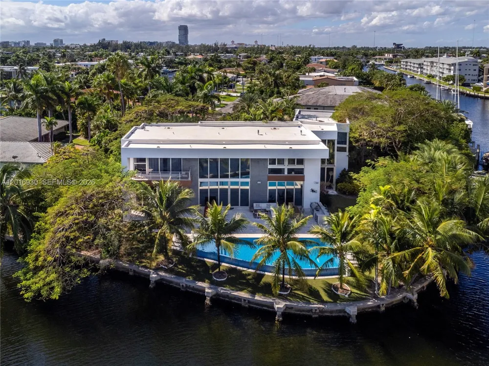 400 Tamarind Dr Hallandale Beach, FL 33009