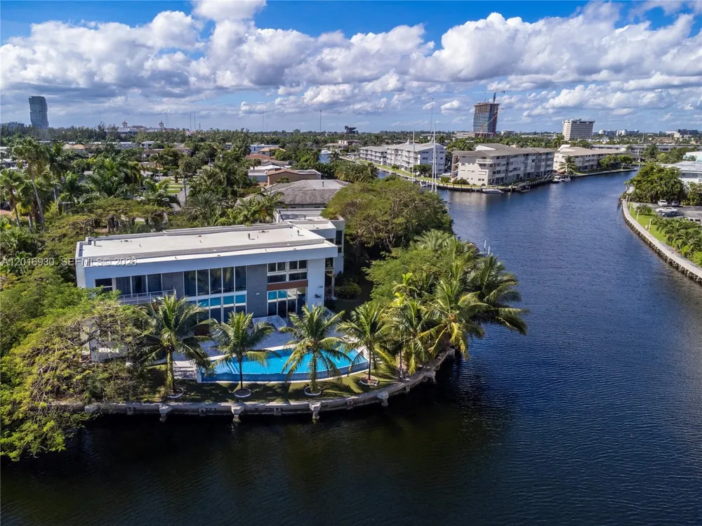 400 Tamarind Dr Hallandale Beach, FL 33009