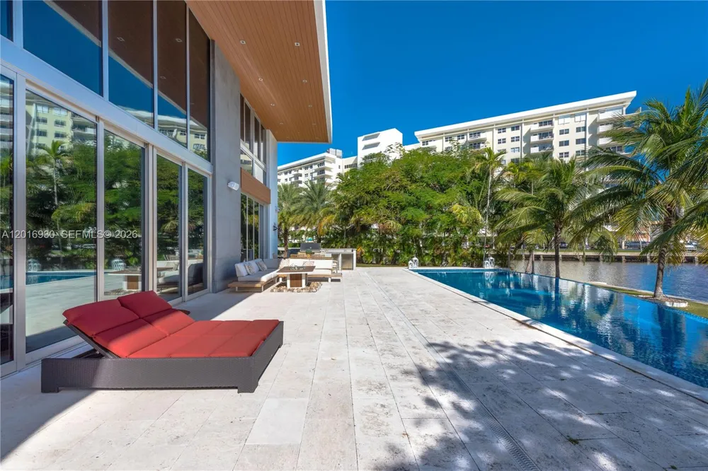 400 Tamarind Dr Hallandale Beach, FL 33009