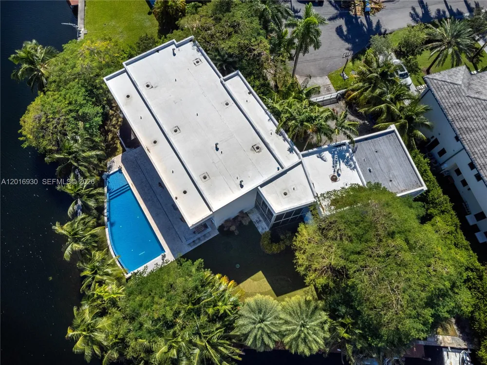 400 Tamarind Dr Hallandale Beach, FL 33009