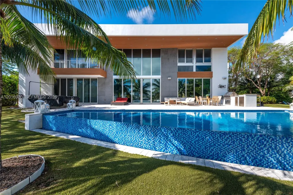 400 Tamarind Dr Hallandale Beach, FL 33009