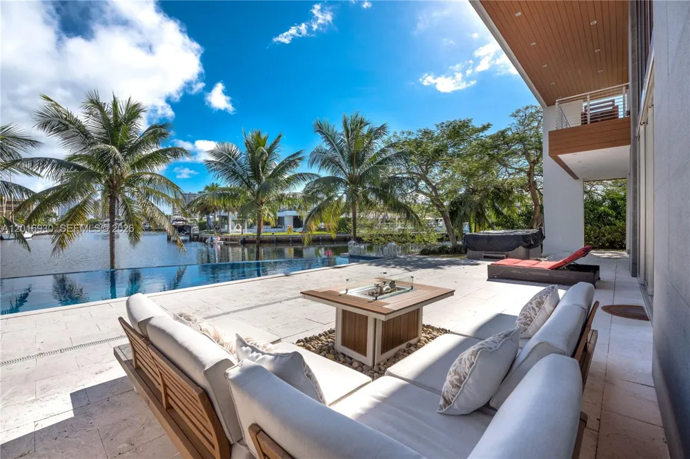 400 Tamarind Dr Hallandale Beach, FL 33009