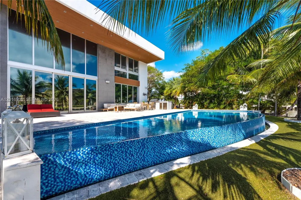 400 Tamarind Dr Hallandale Beach, FL 33009