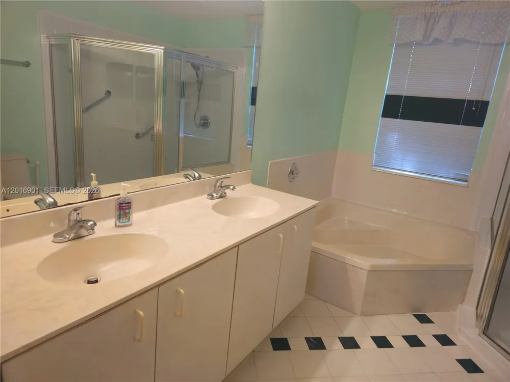 14715 Balgowan Rd #104-9 Miami Lakes, FL 33016