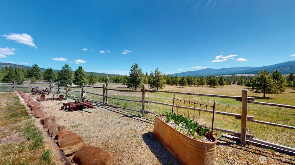 37 No Name Rd Oroville, WA 98855