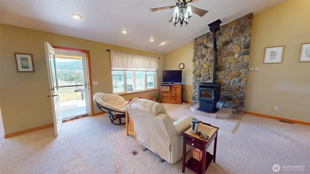 37 No Name Rd Oroville, WA 98855