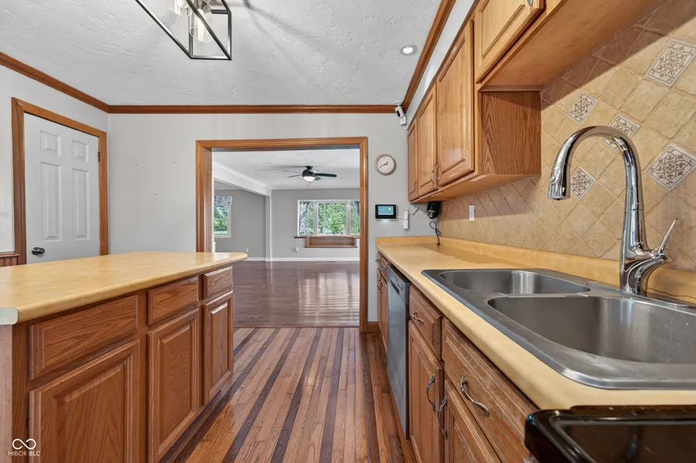 757 E 1000 Alexandria, IN 46001