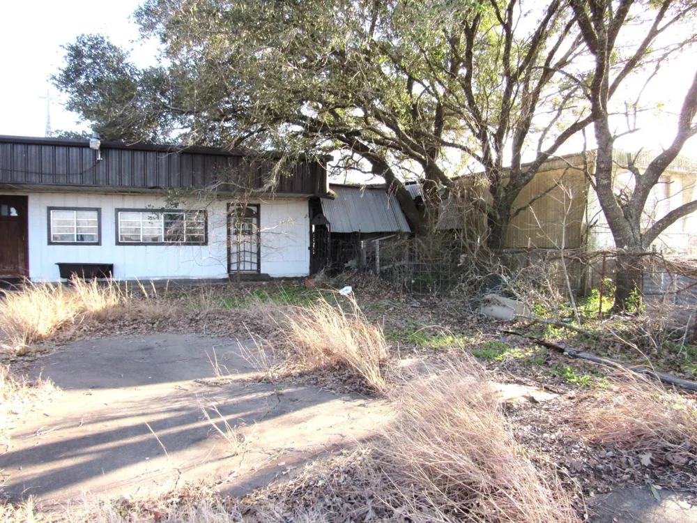 1103 Us Highway 59 Edna, TX 77957