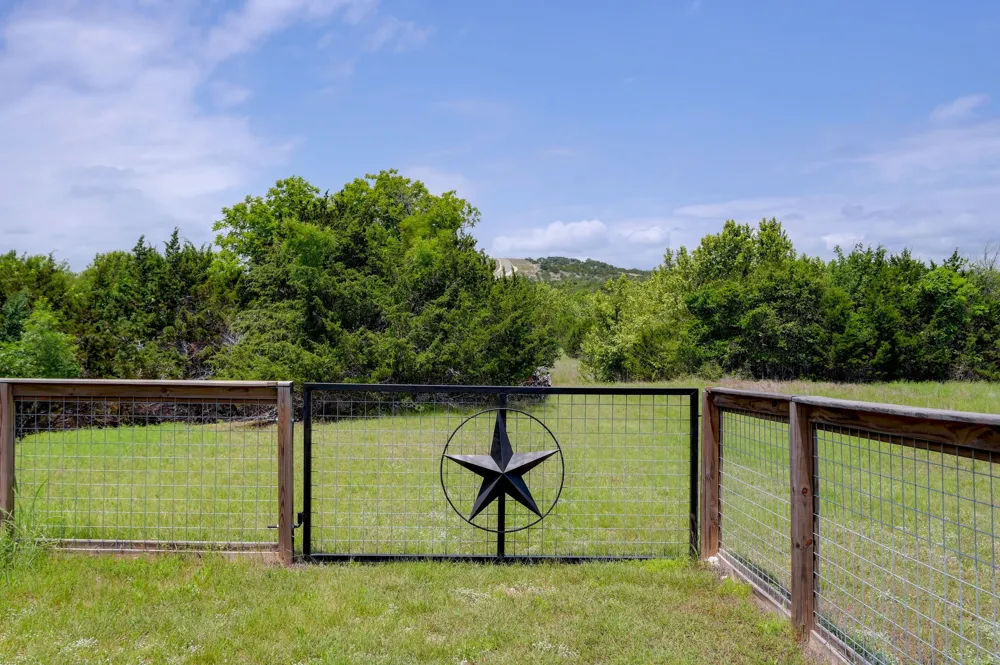 202 Falling Oak Drive Blanco, TX 78606