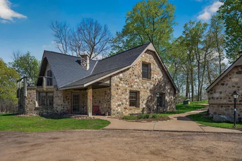 9340 North Shore Trail