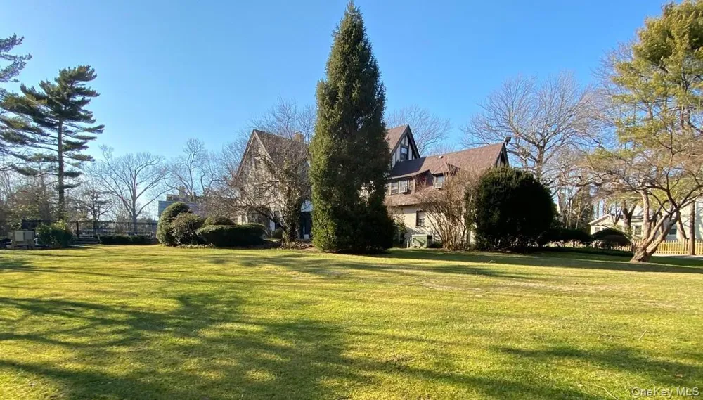 940 Smith Lane Hewlett Neck, NY 11598
