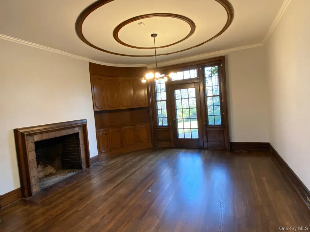 940 Smith Lane Hewlett Neck, NY 11598