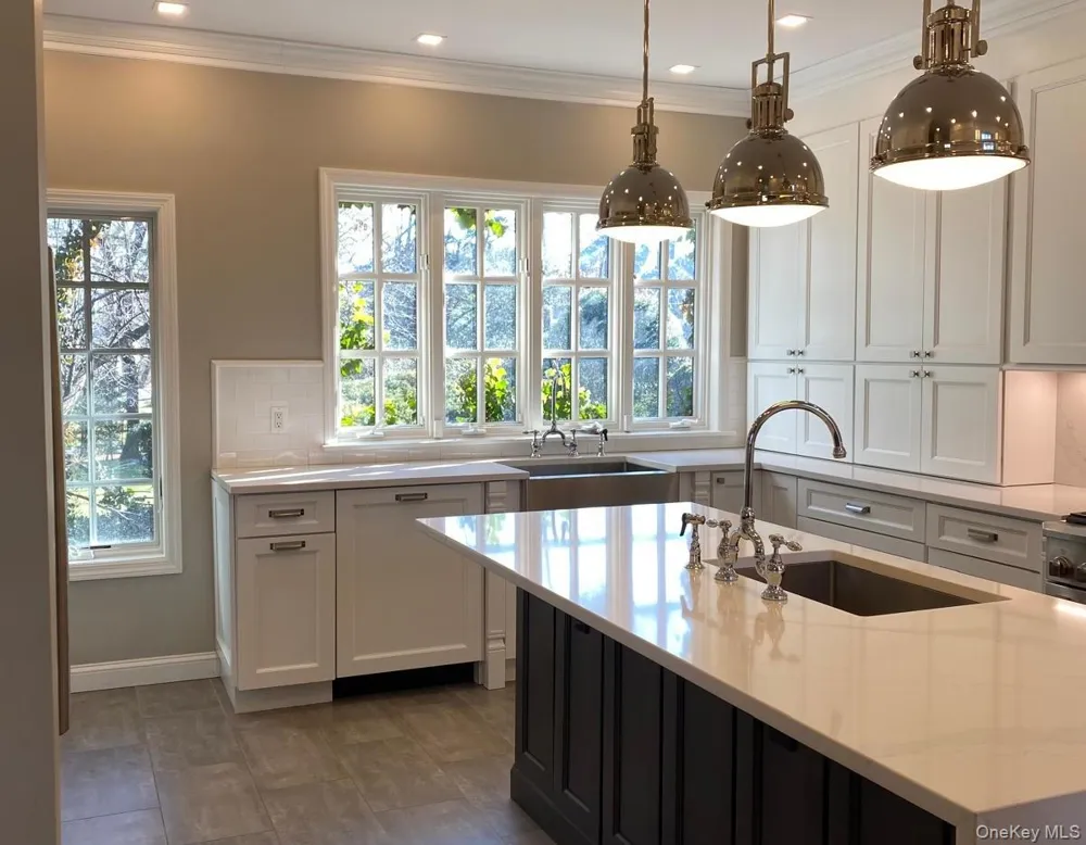 940 Smith Lane Hewlett Neck, NY 11598