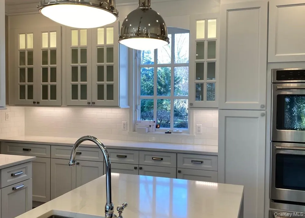 940 Smith Lane Hewlett Neck, NY 11598