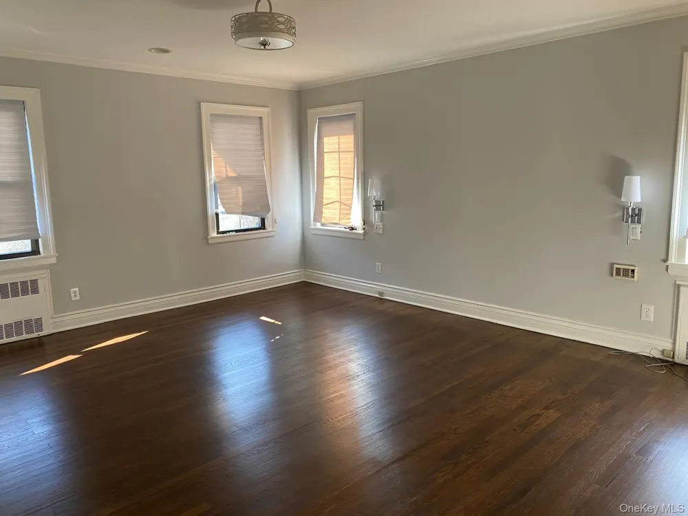 940 Smith Lane Hewlett Neck, NY 11598
