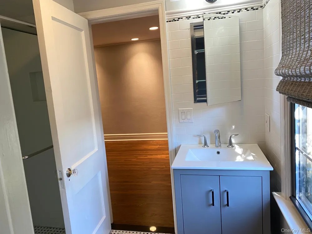 940 Smith Lane Hewlett Neck, NY 11598