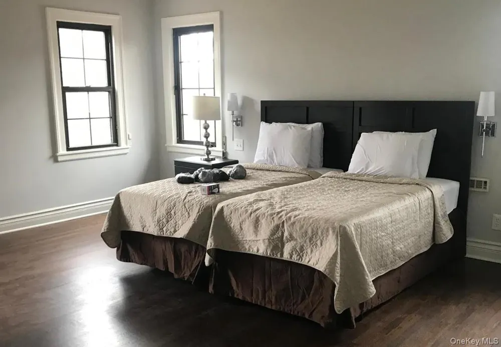 940 Smith Lane Hewlett Neck, NY 11598