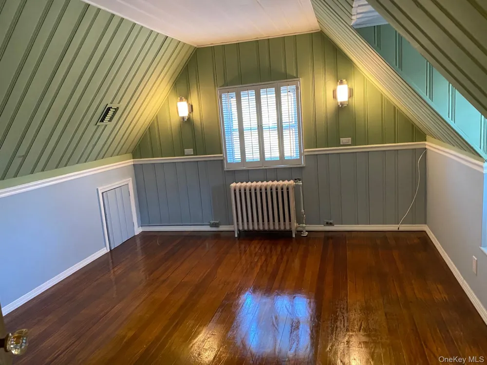 940 Smith Lane Hewlett Neck, NY 11598