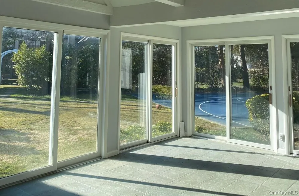 940 Smith Lane Hewlett Neck, NY 11598