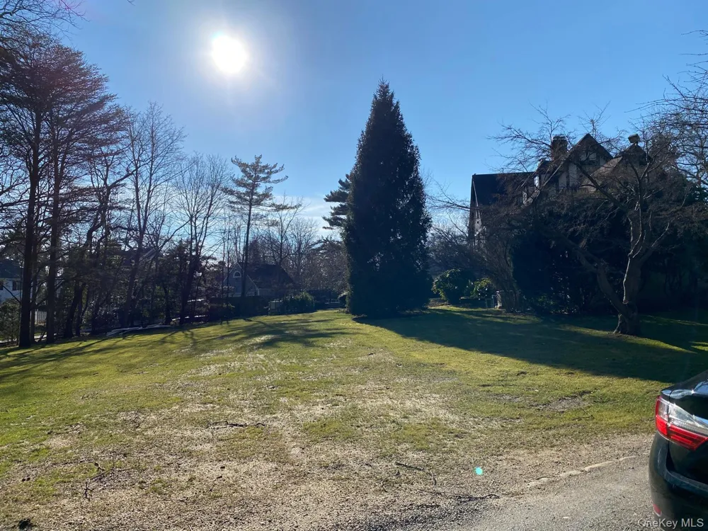 940 Smith Lane Hewlett Neck, NY 11598