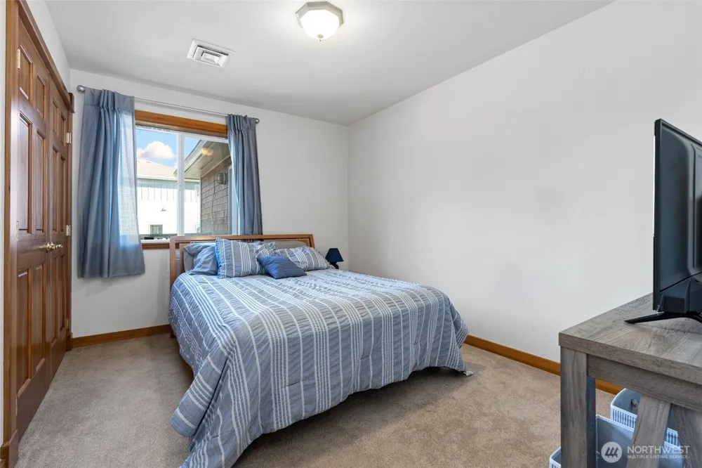 238 25th Street NW Long Beach, WA 98631