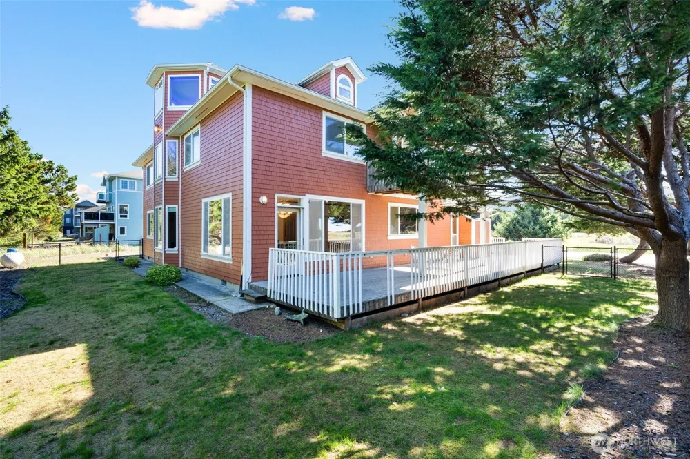 238 25th Street NW Long Beach, WA 98631