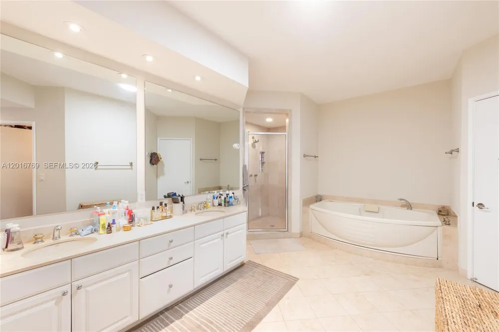 737 Crandon Blvd #402 Key Biscayne, FL 33149