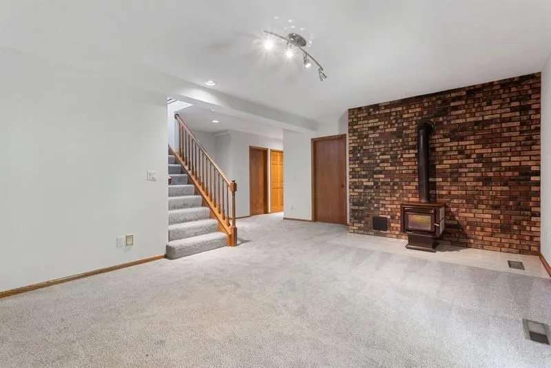 1948 Crown Point Drive Mendota Heights, MN 55118