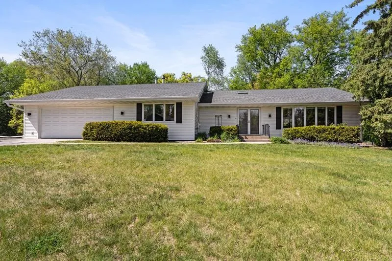 1948 Crown Point Drive Mendota Heights, MN 55118