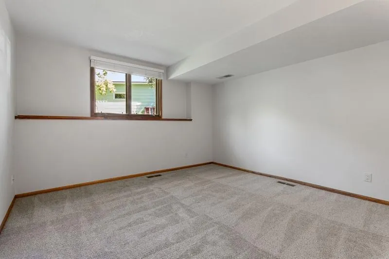 1948 Crown Point Drive Mendota Heights, MN 55118