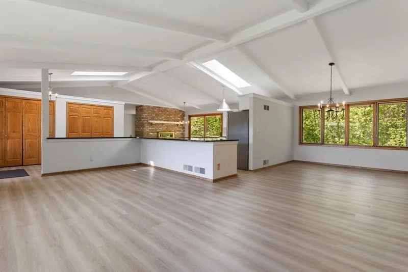1948 Crown Point Drive Mendota Heights, MN 55118