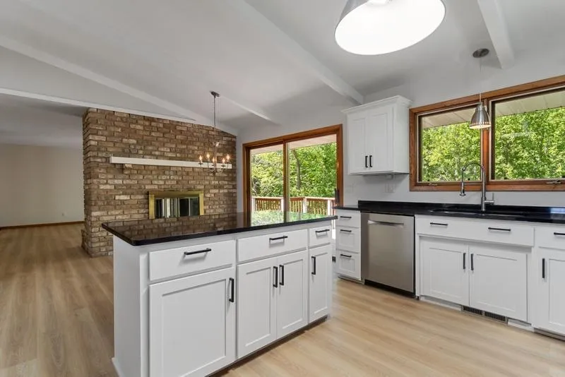 1948 Crown Point Drive Mendota Heights, MN 55118