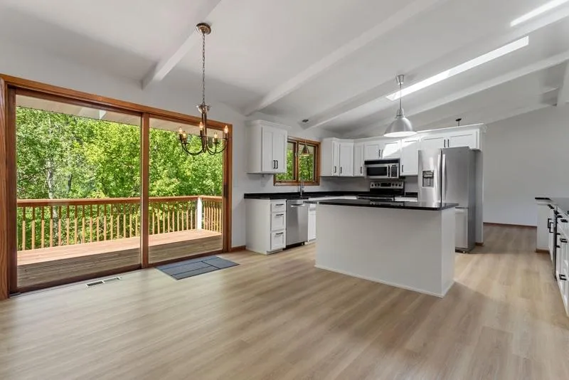 1948 Crown Point Drive Mendota Heights, MN 55118
