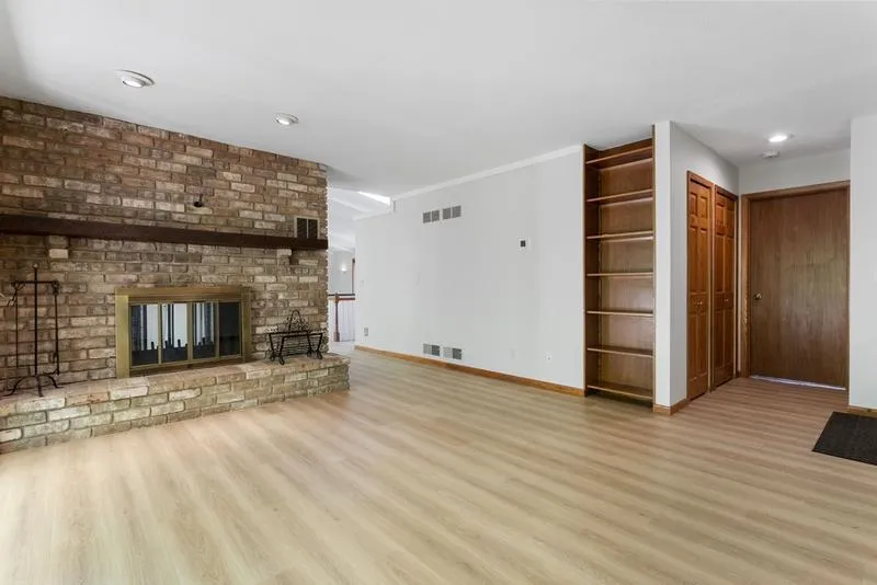 1948 Crown Point Drive Mendota Heights, MN 55118