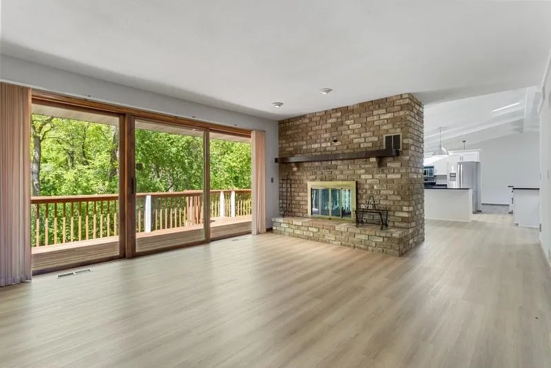 1948 Crown Point Drive Mendota Heights, MN 55118