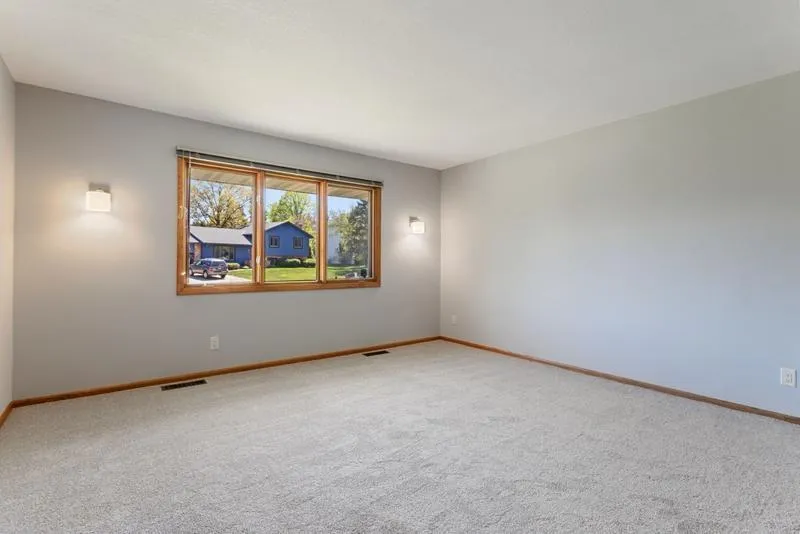 1948 Crown Point Drive Mendota Heights, MN 55118