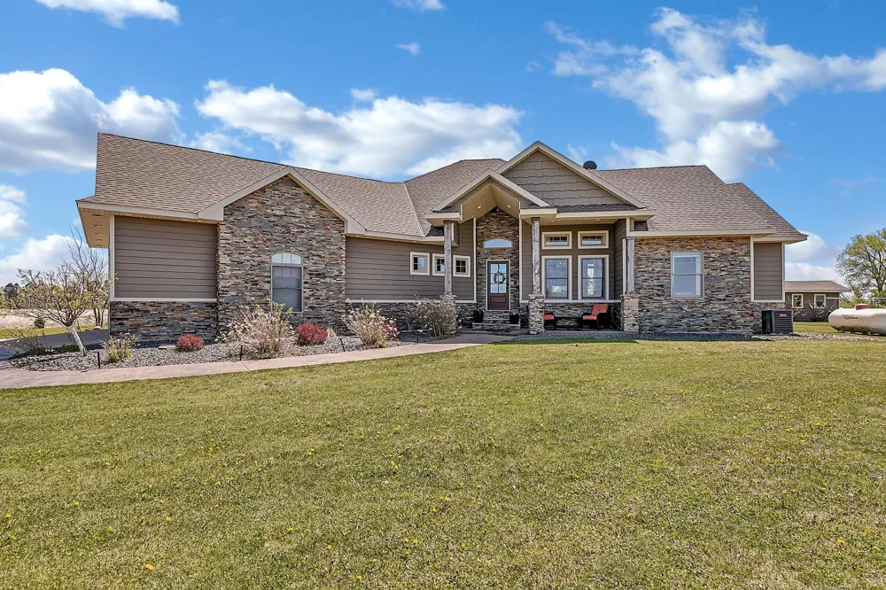 15599 138th Avenue NE Spicer, MN 56288