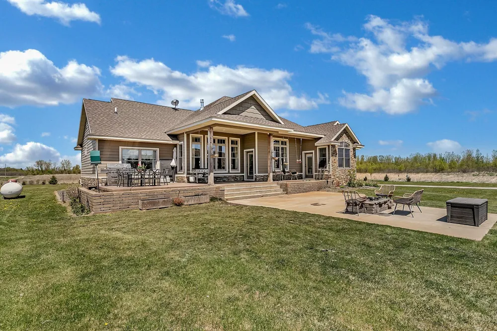 15599 138th Avenue NE Spicer, MN 56288