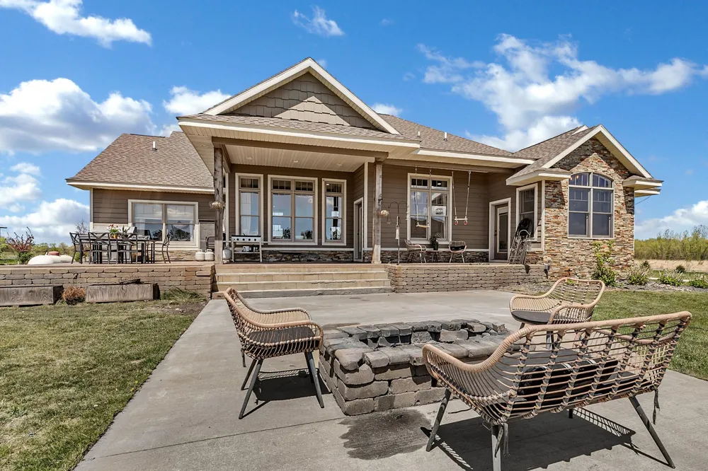 15599 138th Avenue NE Spicer, MN 56288